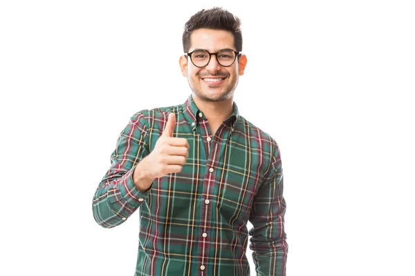 Joven Exitoso Sonriendo Mientras Hace Gestos Con Los Pulgares Hacia —  Fotos de Stock