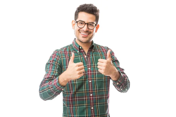 Retrato Varón Joven Mostrando Gesto Aprobación Con Pulgares Hacia Arriba — Foto de Stock