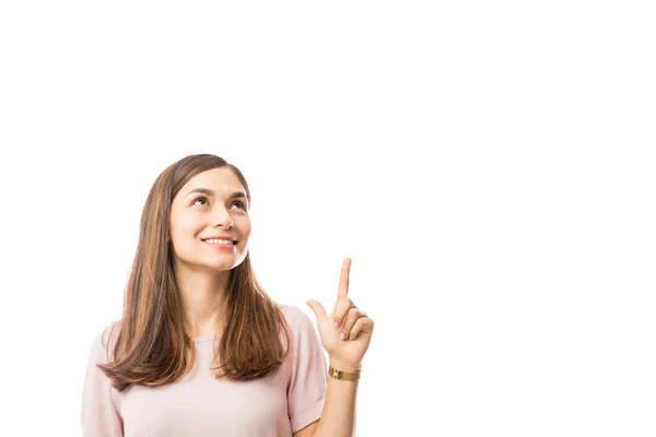 Χαμογελώντας Νεαρή Γυναίκα Δείχνει Κενό Διάστημα Λευκό Φόντο — Φωτογραφία Αρχείου