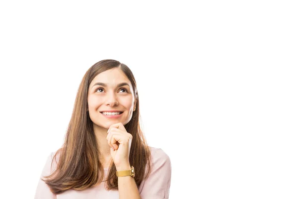 Doordachte Vrouw Met Hand Kin Glimlachen Tijdens Lege Ruimte Kijken — Stockfoto