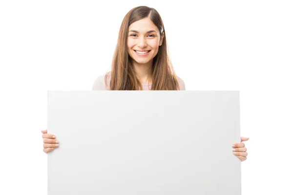白い背景にブランクの看板を持って自信を持って幸せな女性の肖像画 — ストック写真