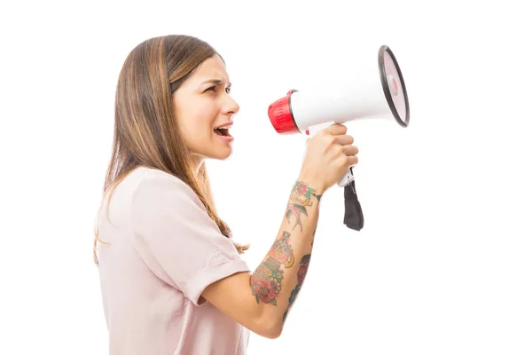 Vista Laterale Giovane Donna Fare Annuncio Utilizzando Megafono Sfondo Bianco — Foto Stock