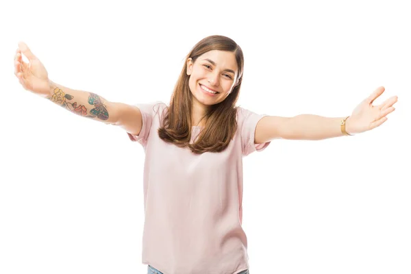 Retrato Amorosa Jovem Oferecendo Abraço Sobre Fundo Branco — Fotografia de Stock