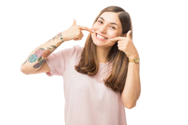Jovem Mulher Confiante Mostrando Seus Dentes Brancos Retos Perfeitos Contra — Fotografia de Stock