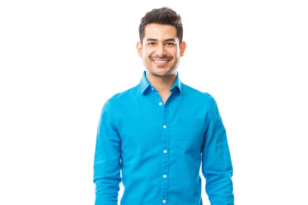 Retrato Varón Confiado Usando Camisa Azul Mientras Que Está Parado —  Fotos de Stock