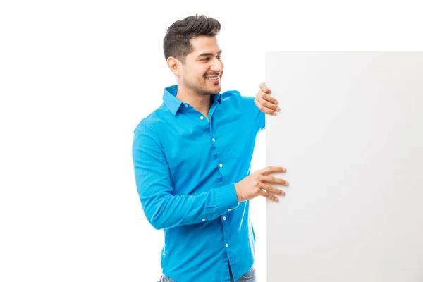 Joven Confiado Mirando Cartelera Sobre Fondo Blanco —  Fotos de Stock