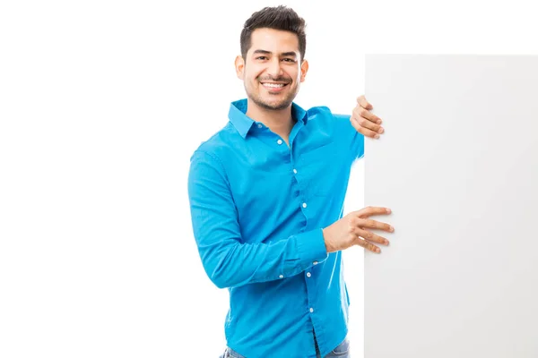 Joven Con Pancarta Vacía Mostrando Concepto Publicidad Sobre Fondo Blanco —  Fotos de Stock