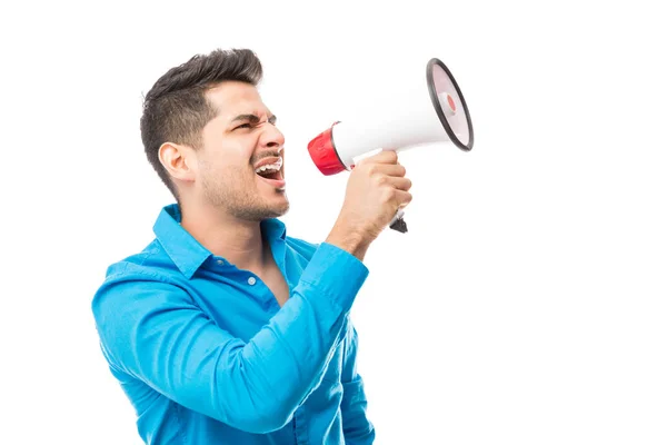 Homem Mandona Confiante Gritando Megafone Contra Fundo Branco — Fotografia de Stock