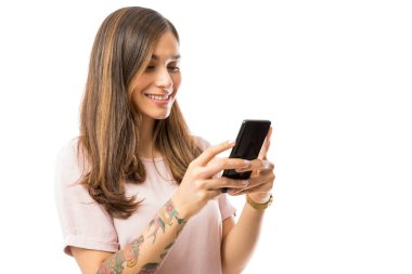 Gülümseyen kadın blogger kısa beyaz arka plan karşı cep telefonunda mesaj