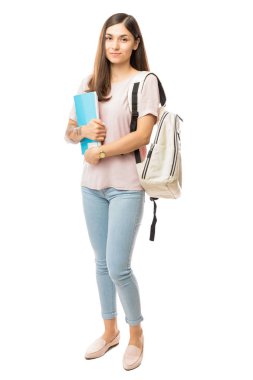 Kadın Üniversitesi öğrenci kitap ve çanta beyaz arka plan ile tam uzunlukta