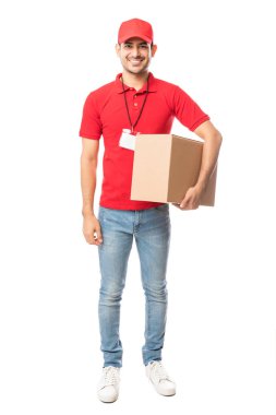 Teslimatçı ile karton kutu ayakta beyaz arka plan üzerinde tam uzunlukta