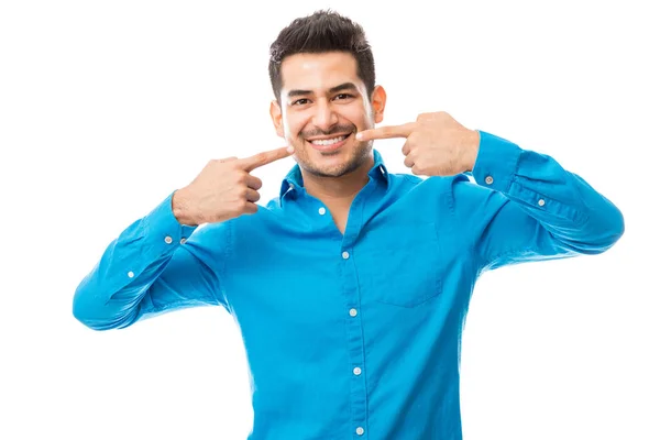 Sonriente Macho Guapo Mostrando Perfecta Salud Dental Sobre Fondo Blanco — Foto de Stock