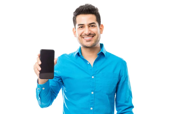 Portret Van Aantrekkelijke Mannelijke Glimlachen Terwijl Smartphone Tegen Witte Achtergrond — Stockfoto