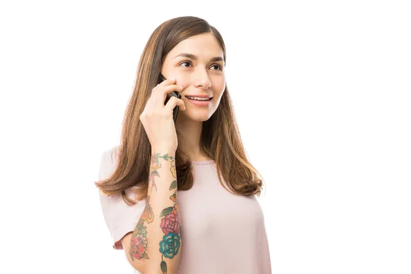 Mujer Joven Escuchando Llamar Teléfono Móvil Sobre Fondo Blanco —  Fotos de Stock