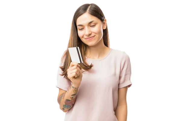 微笑的年轻女子抱着 看着信用卡的白色背景 — 图库照片