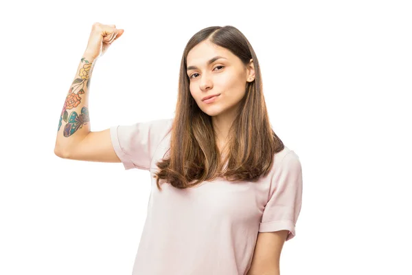 Mujer Joven Confiada Flexionando Sus Bíceps Sobre Fondo Blanco —  Fotos de Stock