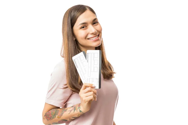 Mujer Joven Feliz Mostrando Sus Boletos Tarjeta Embarque Fondo Blanco —  Fotos de Stock