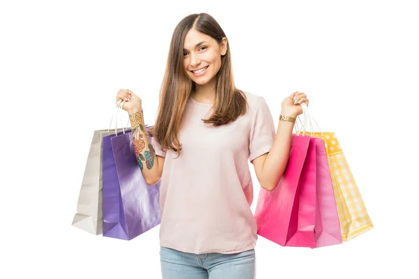 Gülümseyen Beyaz Arka Plan Üzerinde Renkli Çanta Taşıyan Alışverişkoliğin Kadın — Stok fotoğraf