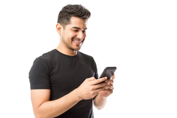 Joven Guapo Sonriendo Redes Sociales Teléfono Inteligente Sobre Fondo Blanco — Foto de Stock