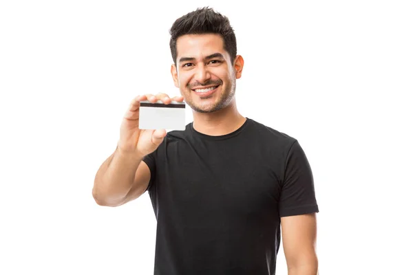 Привабливий Хлопець Просуває Кредитну Картку Стоячи Білому Тлі — стокове фото