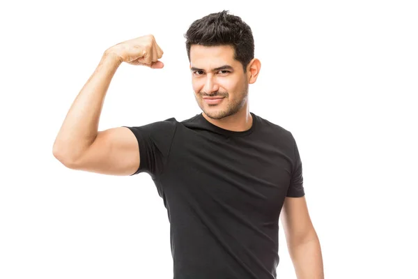 Atractivo Joven Vestido Con Camiseta Negra Mostrando Sus Bíceps Sobre — Foto de Stock