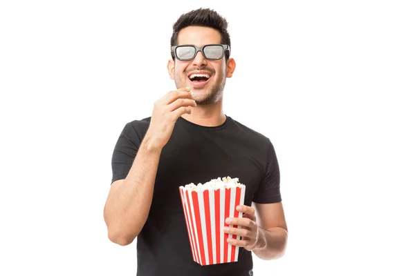 Leende Ung Man Titta Film Och Äter Popcorn Vit Bakgrund — Stockfoto