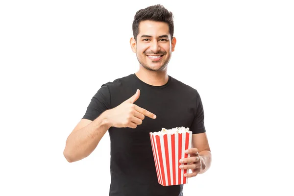 Sonriente Atractivo Macho Señalando Palomitas Maíz Cubo Sobre Fondo Blanco — Foto de Stock