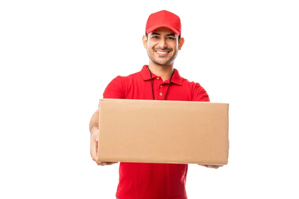 Guapo Joven Con Uniforme Rojo Entrega Paquete Sobre Fondo Blanco — Foto de Stock