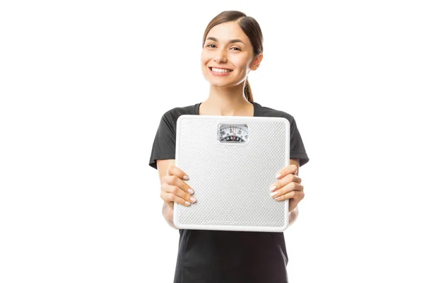 Schöne Gesunde Frau Lächelt Während Sie Gewichtswaage Auf Weißem Hintergrund — Stockfoto