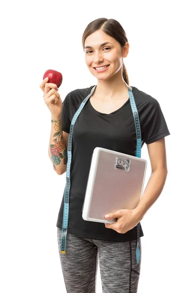 Retrato Una Joven Sonriente Forma Mujer Sosteniendo Manzana Escala Peso — Foto de Stock