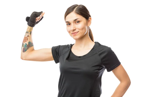 Pewnie Kobieta Lekkoatletycznego Wyginanie Jej Biceps Białym Tle Portret — Zdjęcie stockowe