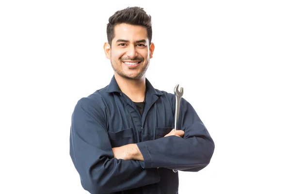 Lächelnder Automechaniker Mit Schraubenschlüssel Die Hände Auf Weißem Hintergrund Gefaltet — Stockfoto