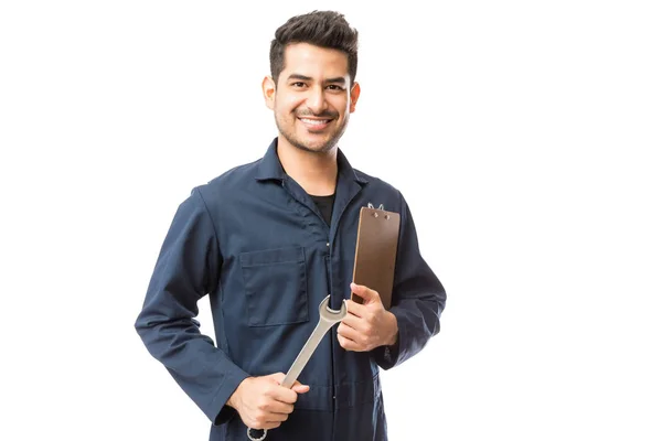 在白色背景下手持扳手和剪贴板的微笑男性修理工的肖像 — 图库照片