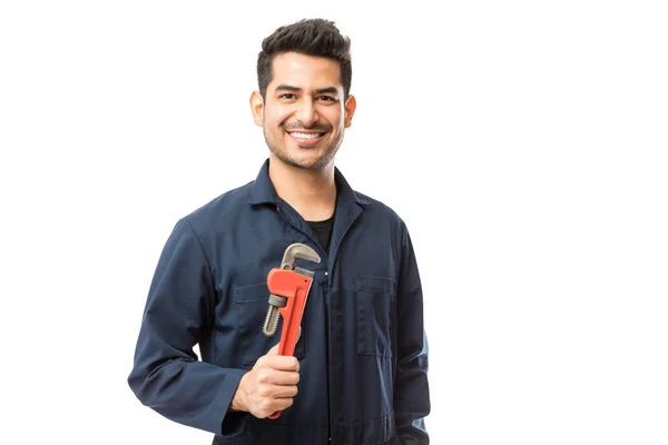 Encanador Bonito Segurando Stillsons Enquanto Sorrindo Contra Fundo Branco — Fotografia de Stock