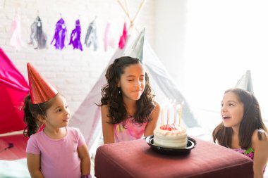 Kız arkadaşlar pijama partisi evde sırasında onun Doğum günü kutlama sırasında bir dilek yapma