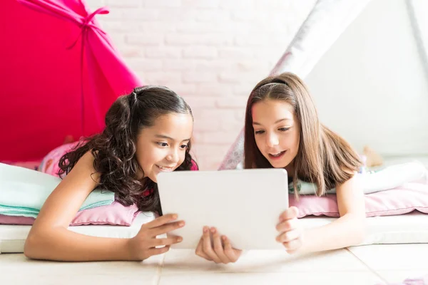 Gelukkig Preteen Meisjes Met Behulp Van Online Toepassingen Digitale Tablet — Stockfoto