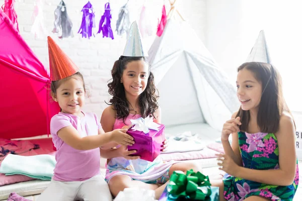 Feliz Niña Dando Regalo Cumpleaños Amigo Durante Fiesta Pijama Casa — Foto de Stock