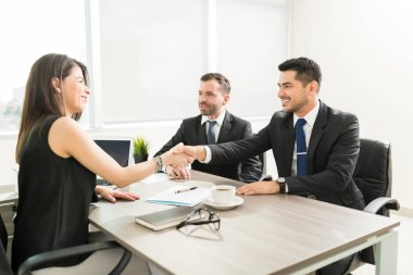Kendine güvenen kadın lider erkek eleman bir el sıkışma Office ile karşılama