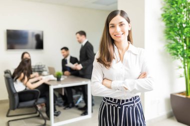 Ofis Toplantı odası önünde duran beyaz yakalı işçi
