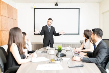 Konferans odasında oturum beyin fırtınası erkek ve dişi profesyoneller