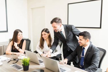 Orta yetişkin erkek Yöneticisi çalışanlar office proje ile yardım