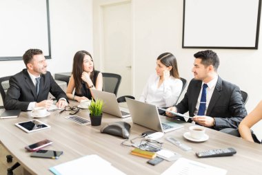 Şirket CEO'ları birleşme anlaşması ofis masasında otururken üzerinden konuşmak