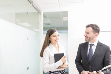 Çalışma arkadaşları birbirine ofiste bakarak çekici çift