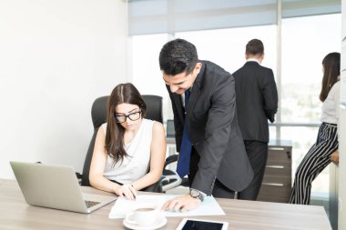 Genç okuma belge birlikte büro içinde geçmiş meslektaşları ile ortakları