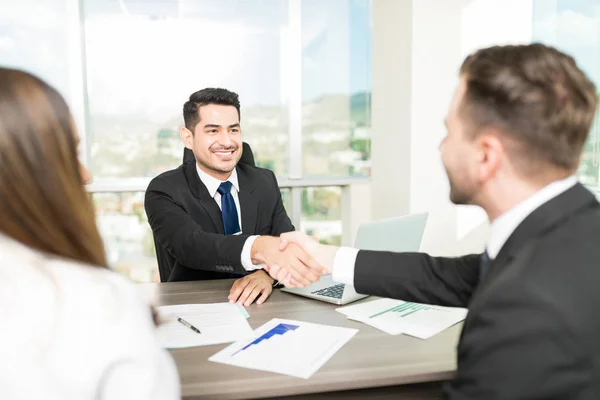 Conselheiro Financeiro Selando Acordo Com Clientes Mesa Escritório — Fotografia de Stock