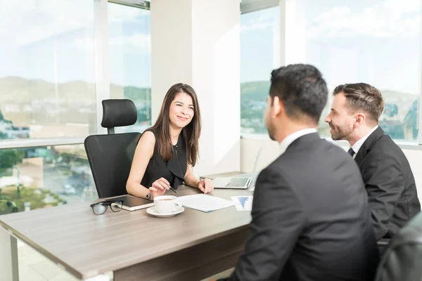 Fiducioso Capo Donna Avendo Incontro Con Dipendenti Carica — Foto Stock