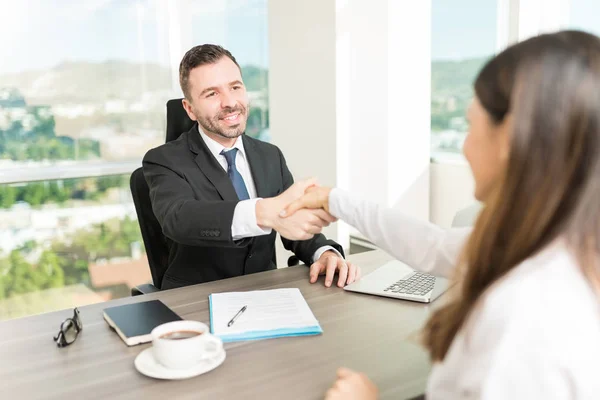 Glimlachend Human Resources Manager Feliciteren Met Kandidaat Succesvol Sollicitatiegesprek — Stockfoto