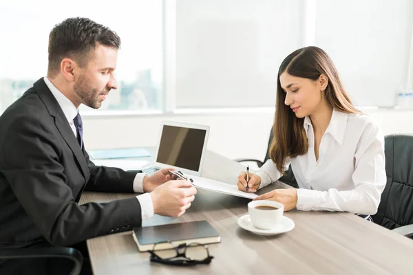 Empresarios Masculinos Femeninos Haciendo Acuerdo Asociación Mientras Están Sentados Cargo — Foto de Stock