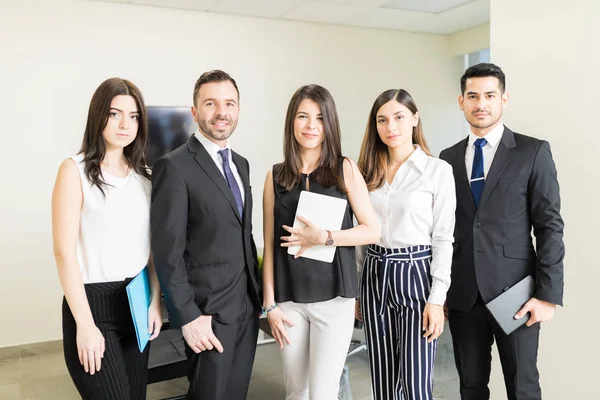 Une Équipe Marketing Multiethnique Réussie Debout Ensemble Dans Bureau — Photo