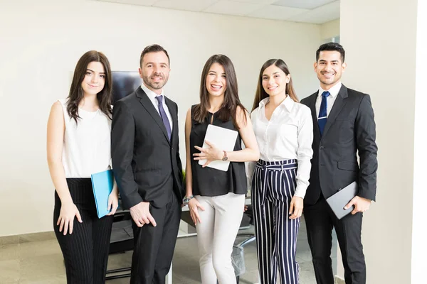 Portrait Une Équipe Affaires Confiante Souriant Tout Restant Ensemble Bureau — Photo